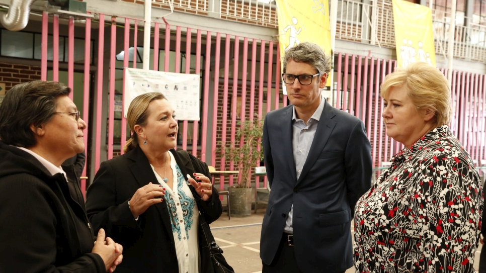El Representante de ACNUR en México, Mark Manly, y la coordinadora de CAFEMIN, Hermana Magdalena Silva, acompañaron a la Primera Ministra en su visita.
		