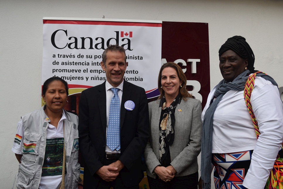 El embajador de Canadá en Colombia, Marcel Lebleu, entregó el reconocimiento de Lideresas en Derechos Humanos a Claudia Jimena Pai, Daniela Konietzko y Teófila Betancurt, y resaltó la importancia de la participación de los hombres en la defensa de los derechos de las mujeres.
		