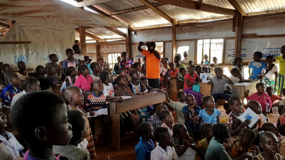 La plupart des classes pour les réfugiés centrafricains dans le camp d'Inke sont surpeuplées et, dans certains cas exceptionnels, deux classes peuvent être fusionnées et une classe peut compter jusqu'à 180 élèves.