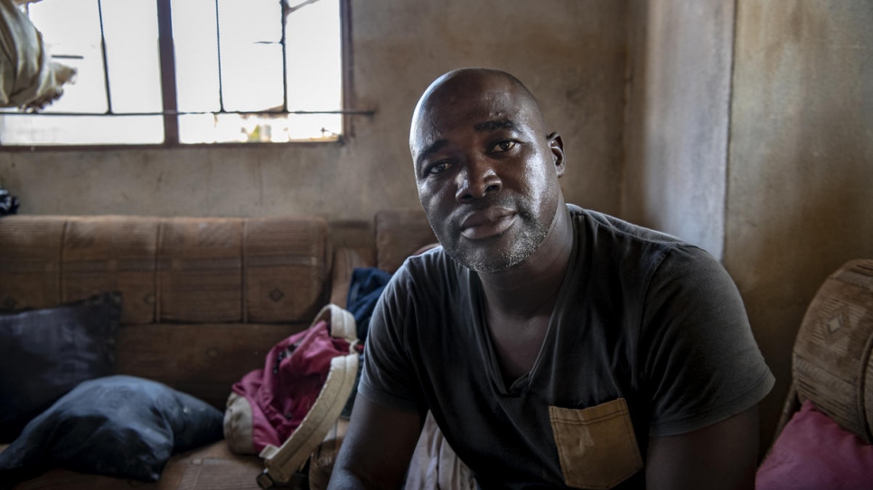 Antonio, 44 ans, dans le salon de sa maison de Buzi qui a été endommagée par le cyclone Idai. 