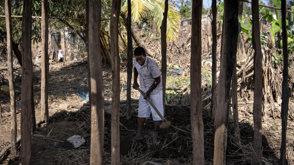 Manuel, instituteur, enlève la boue accumulée sur les fondations de ce qui fut sa maison à Buzi, Mozambique, après le passage dévastateur du cyclone Idai. 