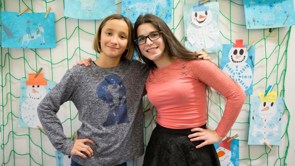 La refugiada siria de 14 años, Natalia Rami Haddad (derecha) y su amiga Natalie Sembdnerova, de 12 años, son estudiantes en la escuela Bohuslav Balbin Episcopal Gymnasium, en Hradec Kralove, República Checa.