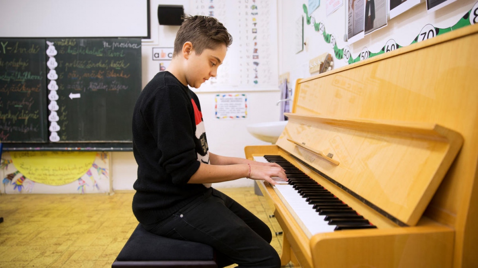 El refugiado sirio de 14 años, Michel Barakat, practica el piano en su escuela, Bohuslav Balbin Episcopal Gymnasium, en Hradec Kralove, República Checa.