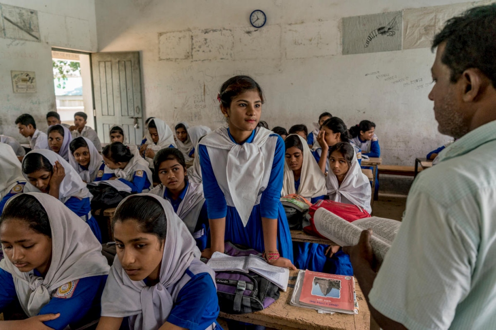 Des réfugiés rohingyas en classe aux côtés d'élèves bangladais au lycée de Kutapalong, près de Cox's Bazar au Bangladesh, le 28 juin 2018. L'établissement compte 1250 élèves de 11 à 17 ans dont 70 sont des réfugiés rohingyas. 