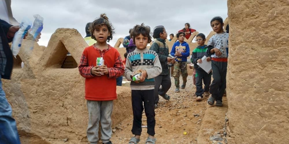 Au camp de Rukban, des enfants déplacés reçoivent des biscuits énergétiques et des repas à haute valeur nutritive, grâce à une opération d'aide inter-organisations des Nations Unies et du Croissant-Rouge arabe syrien.   