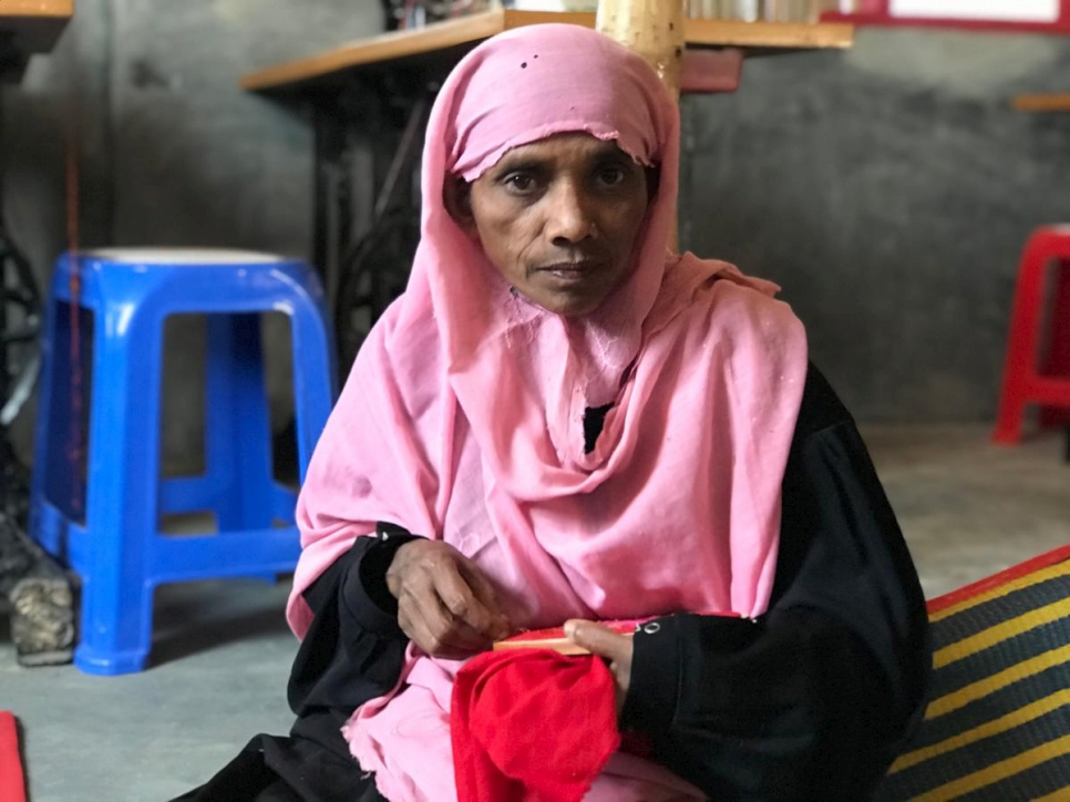 Gulbahar, veuve de 40 ans et mère de deux enfants, apprend à broder dans un centre pour femmes du camp de réfugiés de Kutupalong, au Bangladesh.  
