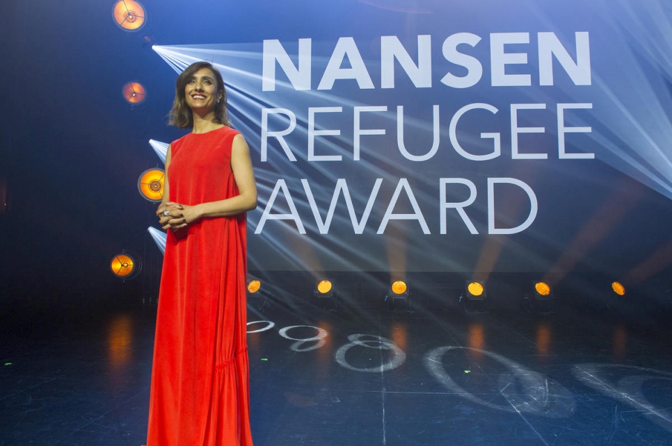 Anita Rani, journaliste et animatrice de télévision britannique, anime la cérémonie 2017 de remise de la distinction Nansen pour les réfugiés du HCR au Bâtiment des Forces Motrices à Genève, Suisse. 