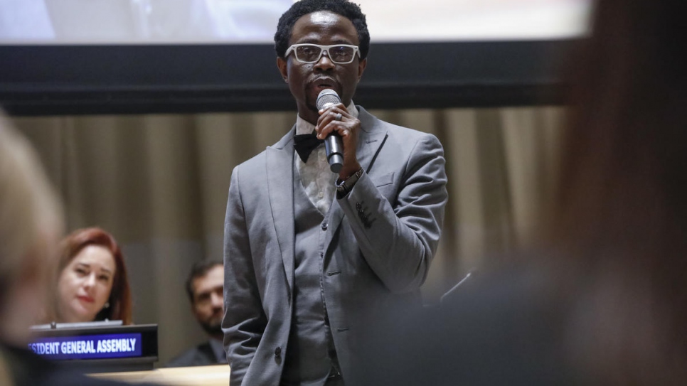 Allocution de Bertine Bahige, ancien réfugié congolais réinstallé aux États-Unis, lors d'une manifestation organisée au siège de l'ONU à New York en soutien au Pacte mondial sur les réfugiés. 