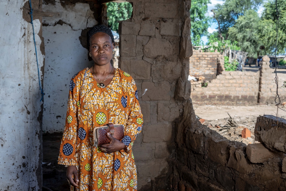 Deborah Kibangu, une réfugiée congolaise, devant sa maison écroulée dans le camp de réfugiés de Tongogara, Zimbabwe. 