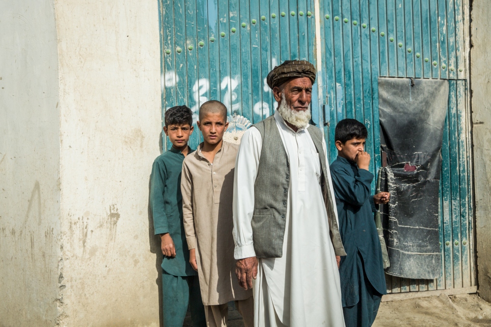 Des Afghans dans les rues de Tarakhil Dag, un village de la banlieue de Kaboul qui héberge un grand nombre de personnes rentrées en Afghanistan après avoir passé des décennies comme réfugiés au Pakistan, ainsi que des déplacés internes originaires du nord et de l'est du pays, chassés de leurs foyers par la violence et l'insécurité.  