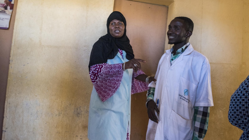 Djamila Amadou en compagnie d'un collègue du Centre de Santé de Référence. 