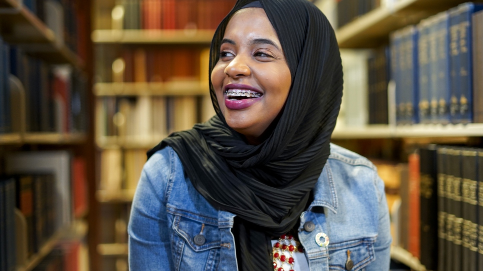 L'auteure de livres pour enfants et ancienne réfugiée somalienne Habso Mohamud visitant une bibliothèque locale entre deux séances de lecture en public. 