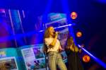 المغنية النرويجية سيغريد تقدم إحدى أغنياتها خلال حفل توزيع جائزة نانسن للاجئ لعام 2018.