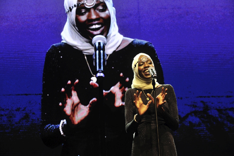 إيمي محمود خلال أدائها قصيدة في حفل توزيع جائزة نانسن للاجئ لعام 2016. 