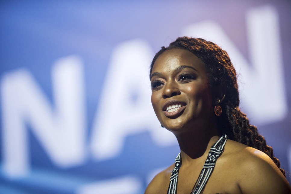 الممثلة الجنوب إفريقية والناشطة في مجال حقوق الإنسان، نومزامو مباثا، تقدم حفل توزيع جائزة نانسن للاجئ لعام 2018 في جنيف.