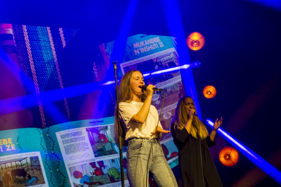 المغنية النرويجية سيغريد تقدم إحدى أغنياتها خلال حفل توزيع جائزة نانسن للاجئ لعام 2018.
