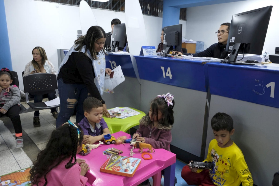مكتب الهجرة في ليما مفتوحٌ على مدار الساعة لمساعدة آلاف الفنزويليين الذين يسعون إلى الحصول على تصريح إقامة مؤقتة.