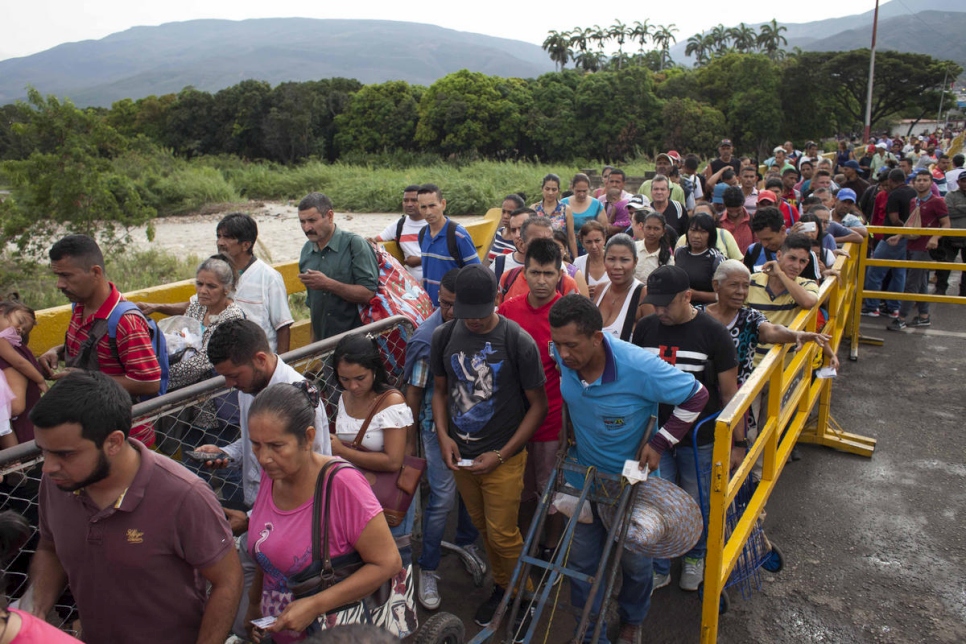 يدخل أكثر من 4,000 فنزويلي إلى كولومبيا كل يوم. يقوم الآلاف بالرحلة سيراً على الأقدام ويعبرون جسر سيمون بوليفار الدولي.