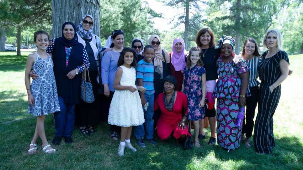 Samira Harnish (quatrième à partir de la droite), finaliste de la région Amériques pour la distinction Nansen 2018 pour les réfugiés, avec des bénéficiaires, des membres du personnel de 'Women of the World' et leurs familles. 