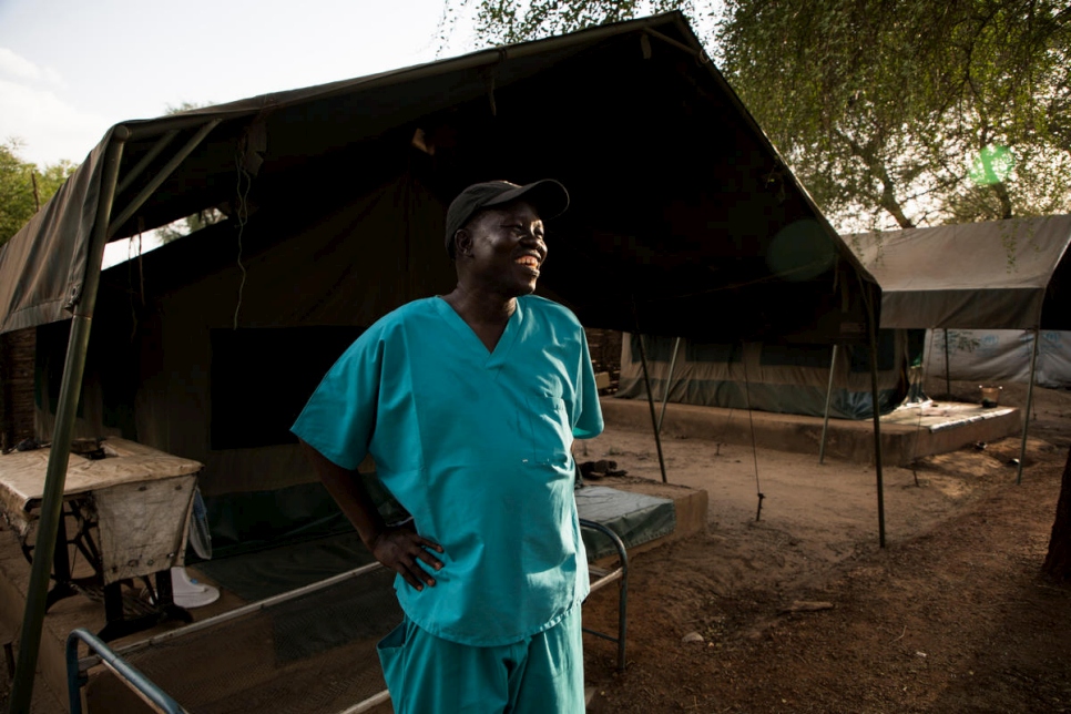 د. إيفان أتار أداحا خارج خيمته في بونج، جنوب السودان. "أشعر بفرح كبير عندما أدرك أن ما قمت به أنقذ شخصاً ما من المعاناة وأنقذ حياته". 