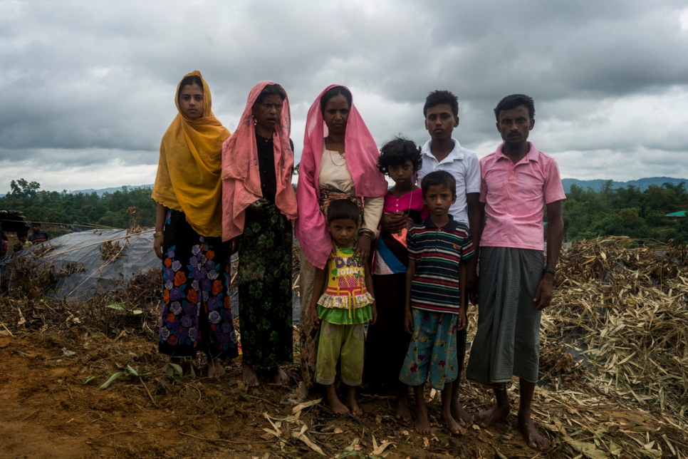 لاجئون من الروهينغا يقفون لتُلتقط لهم صورة في مأواهم الجديد في مخيم عشوائي في ثانكالي، بنغلاديش.
