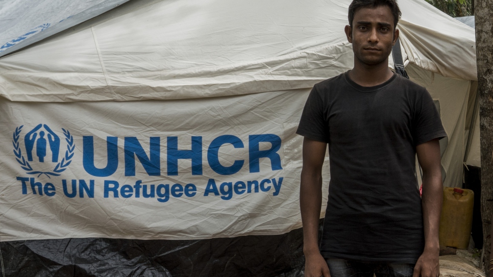 Mohammad Rafique, 20 ans, un réfugié rohingya qui a fui le Myanmar il y a 40 jours, devant sa tente au centre de transit du HCR près du camp de réfugiés de Kutupalong au Bangladesh. 