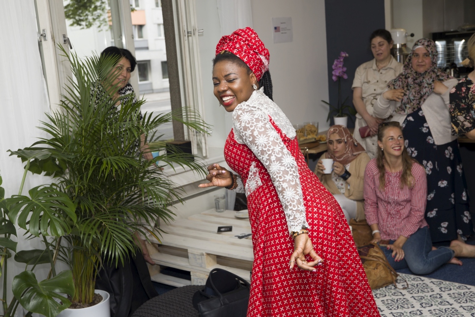 Dami, une réfugiée nigériane, danse lors de la cérémonie d'ouverture du nouveau centre du Conseil estonien pour les réfugiés à Tallinn.  