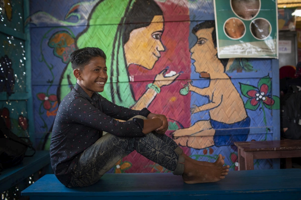 Abdoul Sukker, un réfugié rohingya originaire du Myanmar âgé de 16 ans, pose pour un portrait devant un centre communautaire du camp de Kutupalong, au Bangladesh. « Les hommes et les garçons ont pris l'habitude de cacher leurs émotions », explique Abdoul, qui aide d'autres enfants à apprendre à exprimer leurs peurs et leur tristesse. 