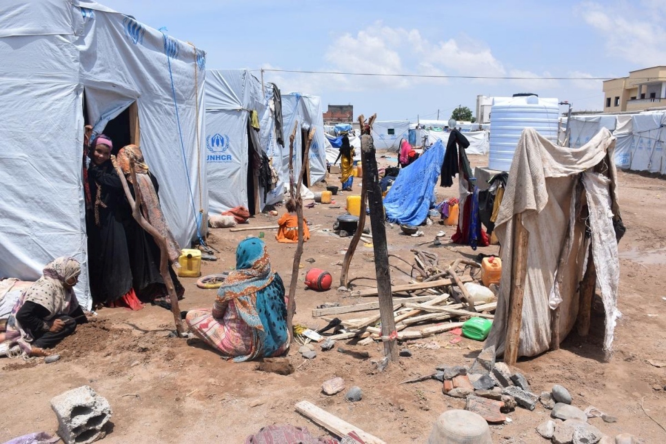 Des déplacés au sein de leur installation à Aden après qu'elle ait été touchée par de fortes précipitations. 