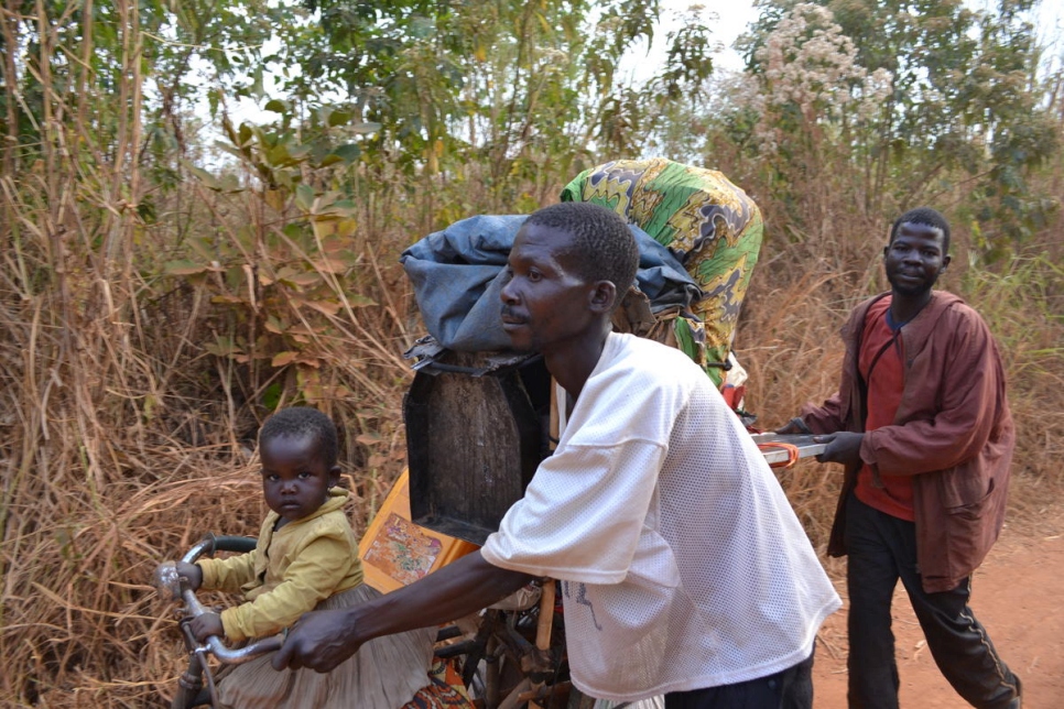 Une famille déplacée interne congolaise transporte ses possessions et recherche à pied un lieu sûr dans la province de l'Ituri en RDC. Février 2018. 