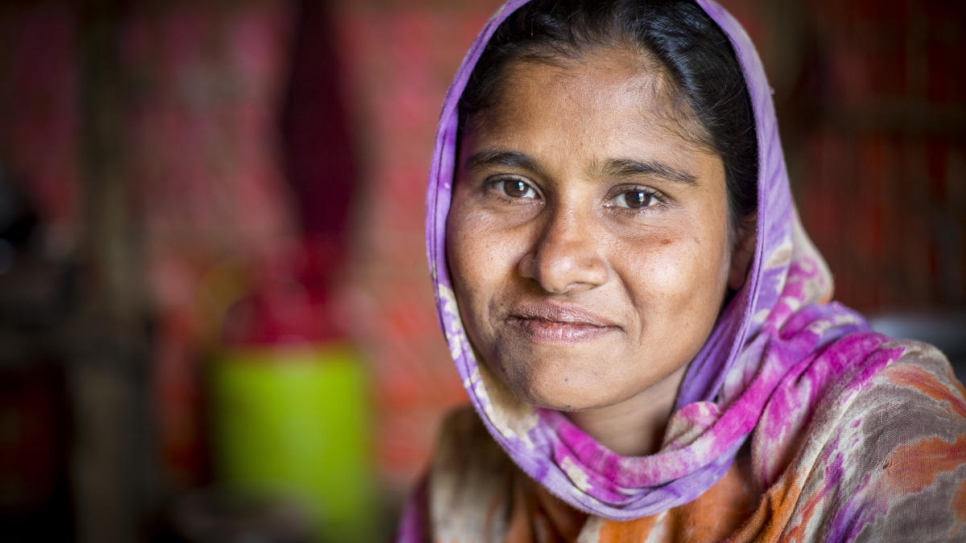 Rohingya refugee Monowara is pleased that she no longer has to collect firewood. "It is dangerous. I was scared every time, every day."
