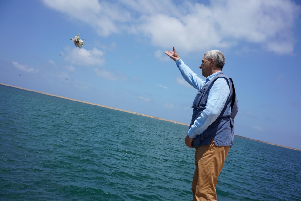 Le Haut Commissaire des Nations Unies pour les réfugiés Filippo Grandi jette un bouquet de fleurs dans la mer à Abu Setta en Libye, avant d'observer une minute de silence pour honorer la mémoire des milliers de réfugiés et de migrants qui ont péri en mer en tentant de rejoindre l'Europe.  