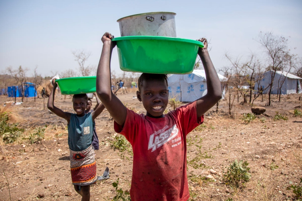 طفلان لاجئان جنوب سودانيان في مخيم رينو للاجئين خلال زيارة فيليبو غراندي الرسمية إلى أوغندا التي أشاد بسياساتها المتقدمة.