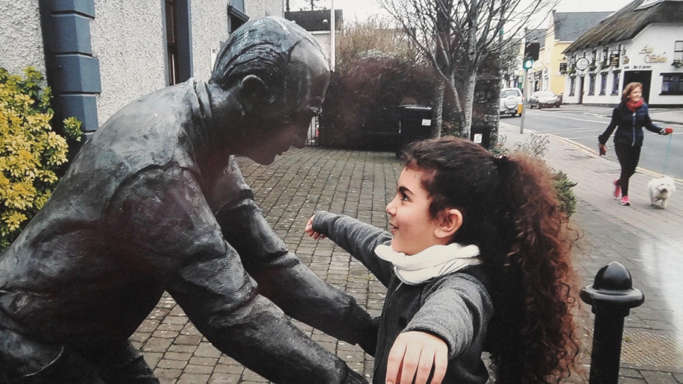 Lorca Fakir se tient devant la statue de bienvenue, dans sa nouvelle ville de Dunshaughlin, dans le comté de Meath, en Irlande. 