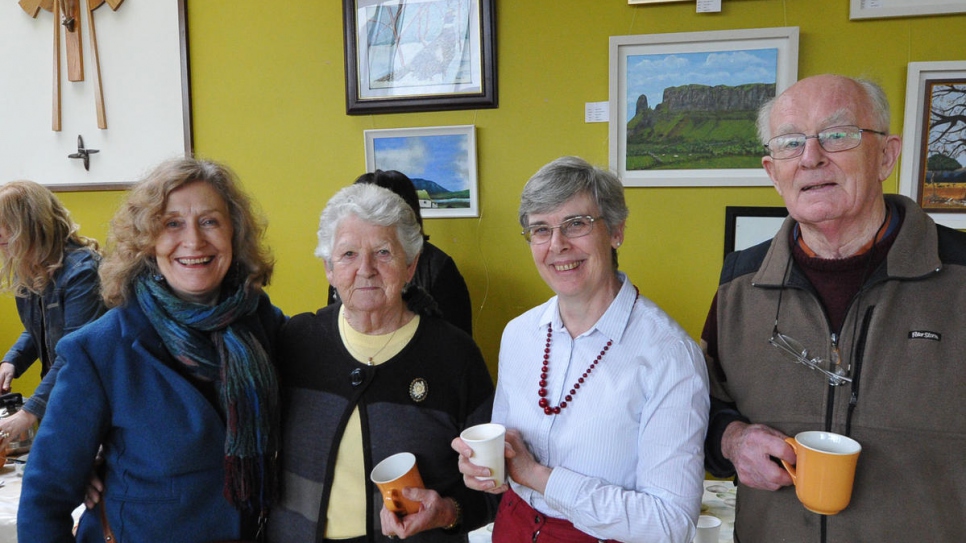 Nola Leonard (deuxième personne, à partir de la droite) lors d'une soirée organisée avec d'autres membres de son programme de parrainage, en vue d'accueillir une famille de réfugiés syriens à Dunshaughlin, dans le comté de Meath. 