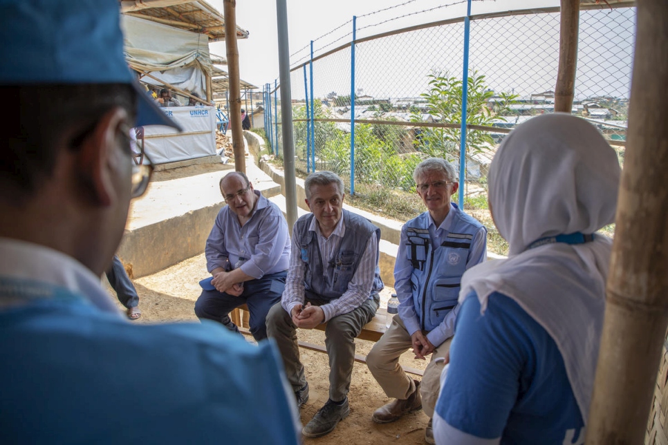António Vitorino (assis à gauche), chef de l'OIM, Filippo Grandi (assis au milieu), chef du HCR et Mark Lowcock (assis à droite), chef d'OCHA, rencontrent le personnel du HCR sur le terrain dans l'installation de réfugiés de Kutapalong, au Bangladesh.