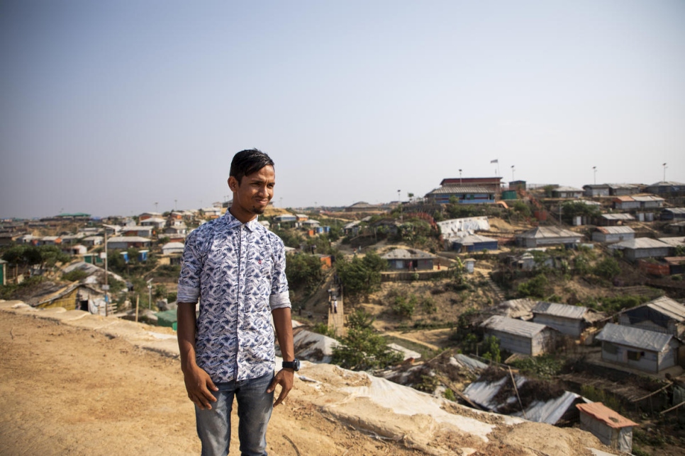 Mohammed Faisel, 23 ans, pose pour un portrait dans l'installation de réfugiés de Kutupalong au Bangladesh. En tant que réfugié rohingya du Myanmar, il dit profiter de chaque occasion pour parler avec les hommes de sa communauté de la nécessité de lutter contre la violence sexuelle et sexiste. 