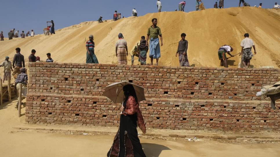 Des réfugiés rohingyas travaillent à atténuer les risques d'inondations et de glissements de terrain dans le camp de Chakmarkul au Bangladesh. La saison des cyclones commence généralement en avril ou en mai. Puis viennent les moussons. 