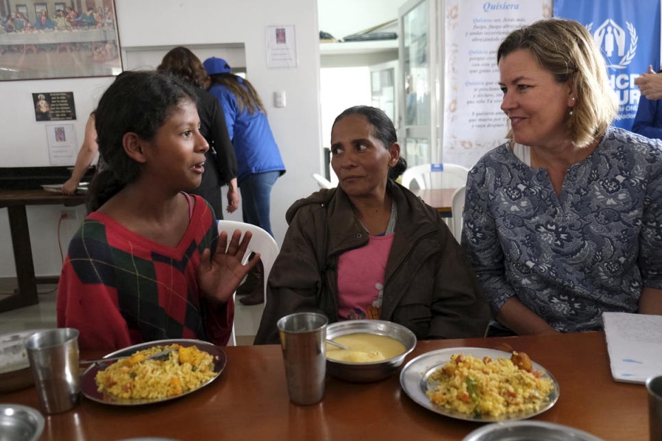 Hipsiamar, 12 ans, et sa mère s'entretiennent avec Kelly T. Clements, Haut Commissaire adjointe du HCR, au sein de la cuisine communautaire Divino Niño à Tulcan, Equateur.  