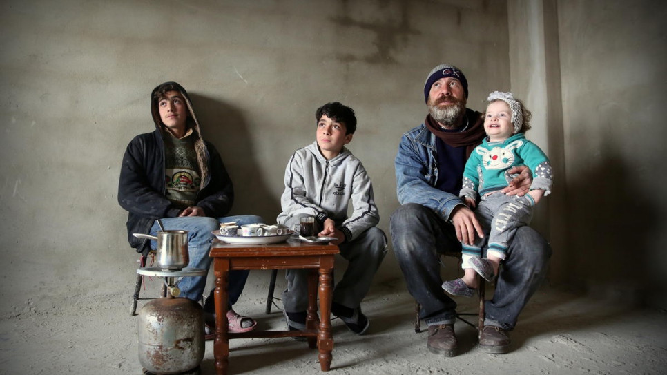 Abdelrahman (à gauche) explique comment il a dû fuir sa maison à Homs avec son frère Abdelmalik, son père Djihad et sa petite soeur Habiba. 