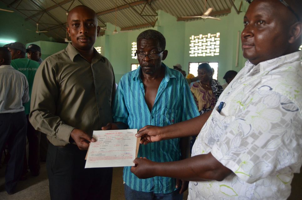 Thomas Nguli, Makonde Chaiman receives his birth certificate. Mzee Nguli as he is popularly known among his community was among those who received his birth certificate today. Born in 1957 to Makonde parents in Kenya, he never thought this day would come. © UNHCR/Wanja Munaita