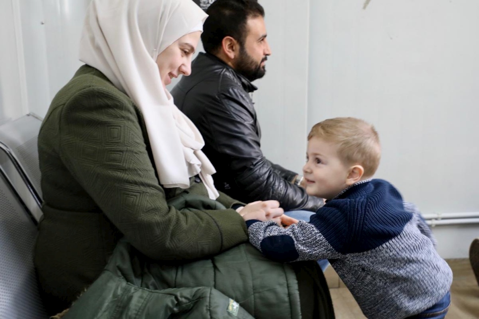 Baraa (au centre), un réfugié syrien, se rend dans un centre d'enregistrement du HCR à Amman, la capitale jordanienne, avec sa femme Rania et leur fils Youssef.  