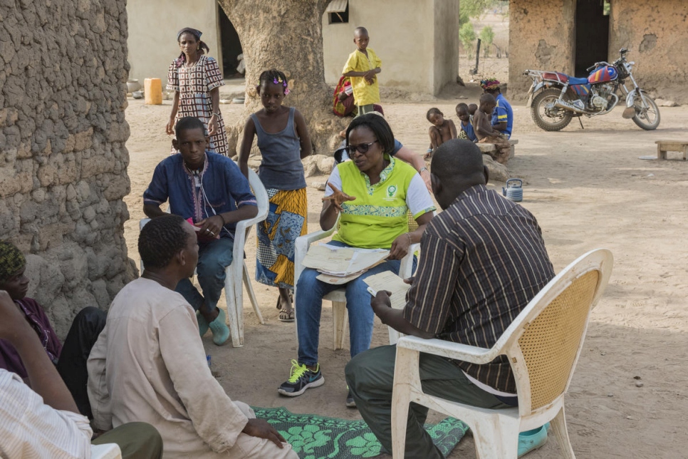 Avec l'aide d'une interprète locale, Monique Saraka, Secrétaire générale de l'Association ivoirienne des femmes juristes, s'entretient avec des membres de la famille Tall à Kong, Côte d'Ivoire 