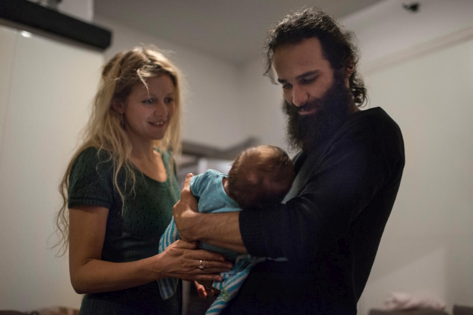 حسين وجولييت، مع ابنتهما إيليا البالغة من العمر شهرين.
