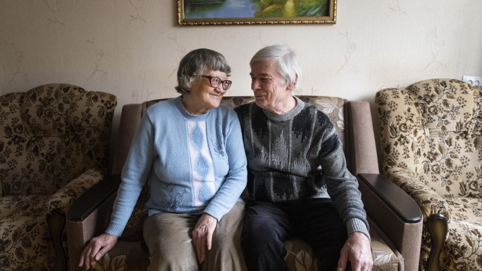 Valentyna et Volodymyr, tous deux âgés de 71 ans et déplacés, sont assis dans leur salon. 