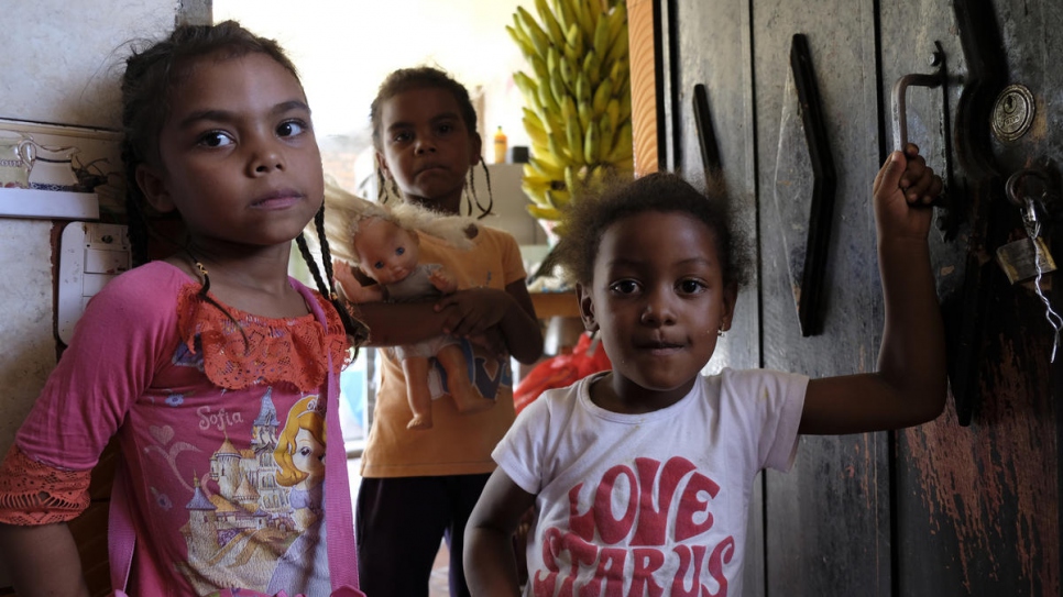 Des enfants vénézuéliens qui traversent l'Équateur à pied avec leur famille se reposent dans l'auberge de Carmen à El Juncal. 