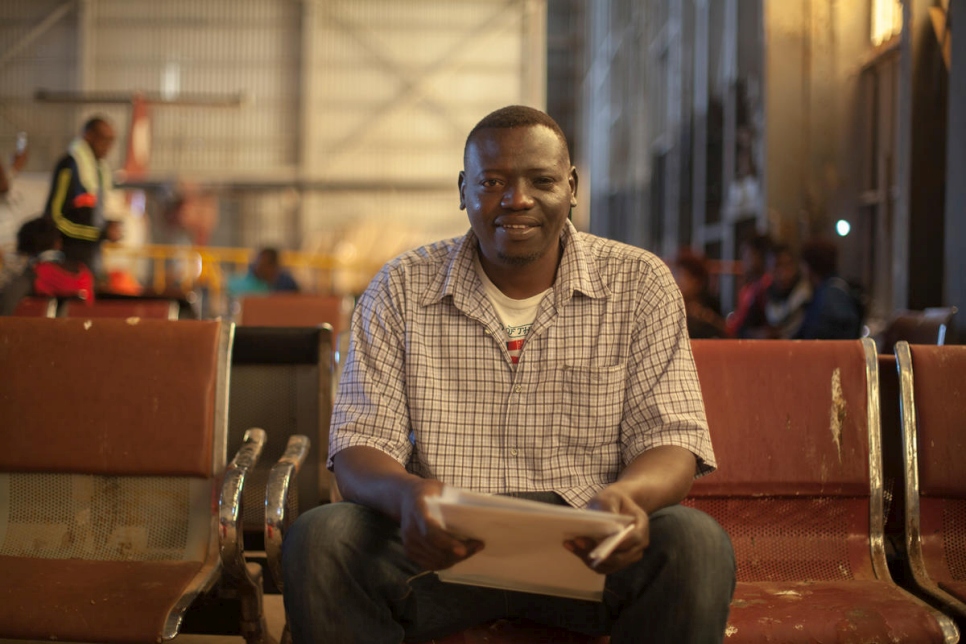 Simon, un réfugié érythréen âgé de 38 ans, attend à l'aéroport de Tripoli pour le vol d'évacuation vers le Niger, après des mois de détention en Libye. 