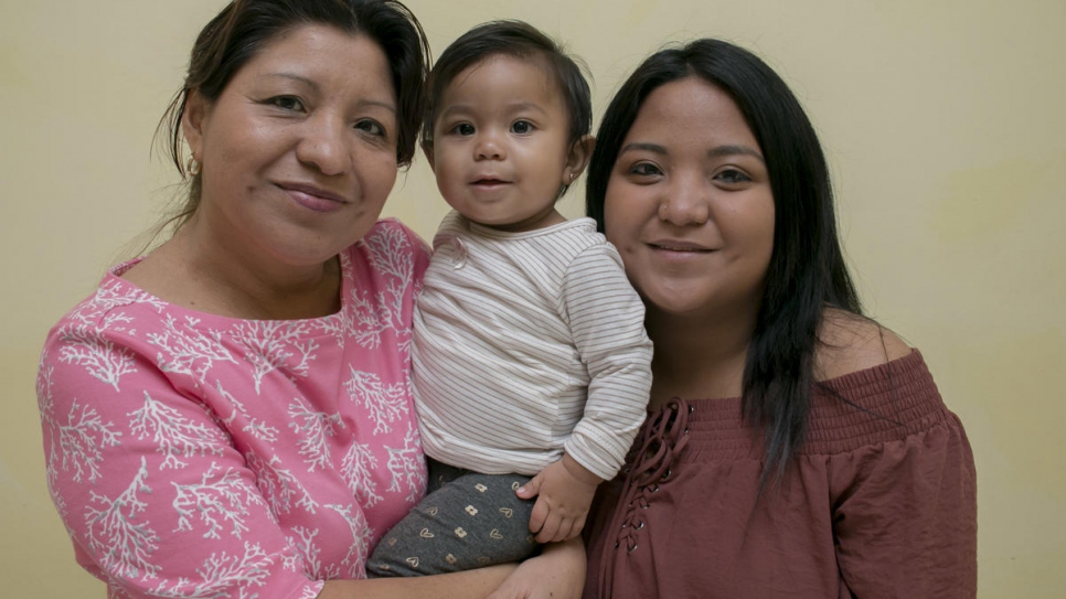 Gloria en compagnie de son petit-fils et sa fille Gilma, à San José, au Costa Rica. 