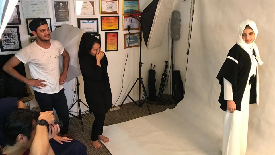 Les stagiaires afghans Ahmad (à gauche) et Khatari (au centre) observent une séance photo qu'ils ont organisée à l'atelier Markamarie de Franka Soeria à Djakarta-Sud. 