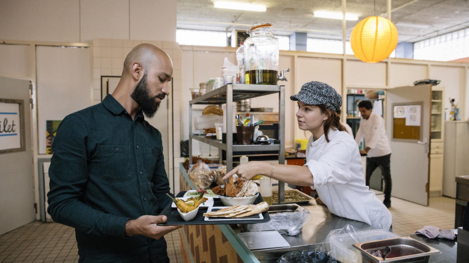 Le chef de salle, Hayder Al Saadi, en discussion avec Rosah van Schendelen, chef cuisinière, dans la cuisine du restaurant A Beautiful Mess. 